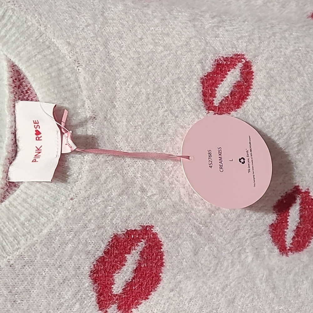 Cozy White Sweater with Red Lip Print - Picture 2 of 4